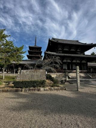 世界最古の木造建築の中に立つ。