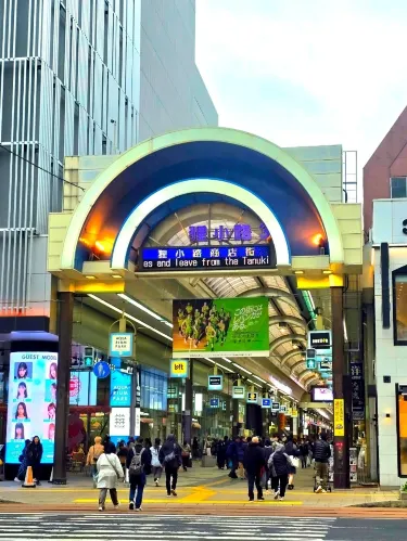 Lentera merah khas restauran Jepang pada malam bersalju