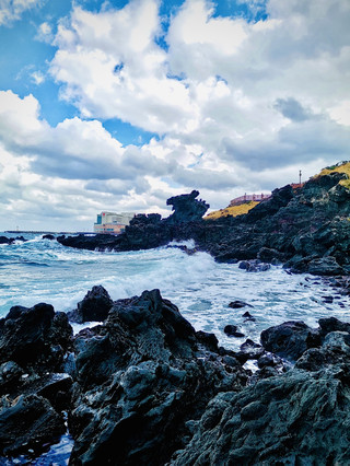용두암: 제주도의 전설적인 용머리 절벽 🐉🌊