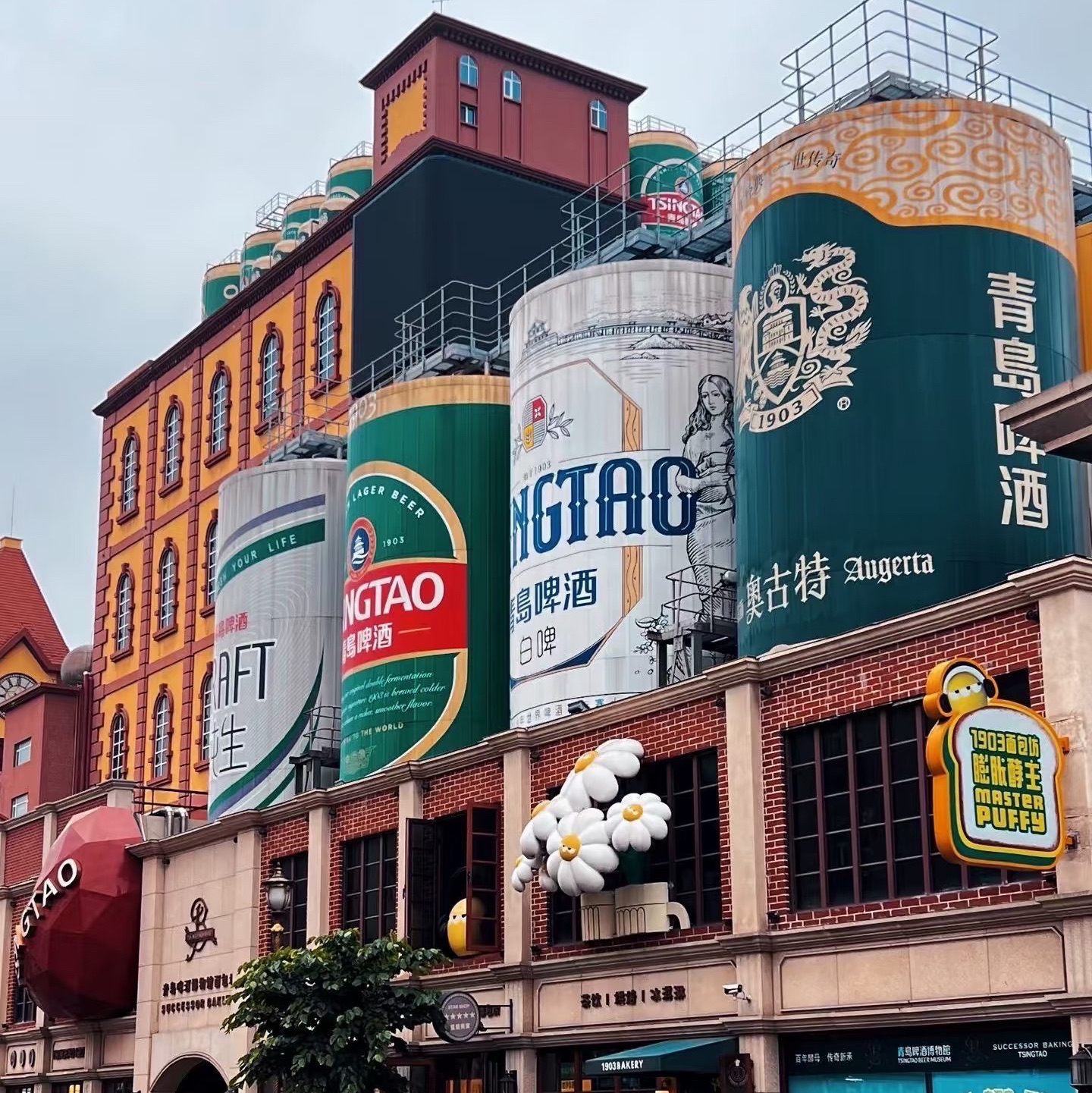 🇨🇳 ชิงเต่า (Qingdao / 青岛) 4 วัน 3 คืน
ฉบับเที่ยวเอง มือใหม่ เน้นเที่ยวครบ + คุมงบ

🗓️ DAY 1 | เมืองเก่า + ทะเล

· ✈️ ถึงสนามบินชิงเต่า 青岛胶东国际机场
· 🚇 เข้าเมือง/เช็กอิน
· 🏛️ 八大关 Badaguan ย่านอาคารยุโรป
· 🌊 ชายหาดอันดับหนึ่ง 第一海水浴场
· 🌃 栈桥 Zhanqiao Pier ชมวิวกลางคืน
· 🍺 ลองเบียร์ชิงเต่า 🍻

งบประมาณ: 600–900 บาท

🗓️ DAY 2 | จุดชมวิว + เมืองเก่า

· ⛪ โบสถ์ St. Michael 圣弥厄尔教堂
· 🏘️ ถนนป้ายชื่อ ถนน Signal Hill 信号山
· ⛰️ 小鱼山 Xiaoyushan
· 🛍️ 台东步行街 Taitung Night Market
· 🍺 อาหารทะเล + เบียร์ชิงเต่า

งบ: 500–800 บาท

🗓️ DAY 3 | Laoshan

· ⛰️ 崂山 Laoshan Mountain
· 🌊 ชมวิวภูเขาติดทะเล
· 🏯 太清宫 Taiqing Palace
· 🌅 กลับเข้าเมืองช่วงเย็น
· 🍜 อาหารเย็น

งบ: 700–1,000 บาท

🗓️ DAY 4 | ช้อป + กลับไทย

· ☕ อาหารเช้า
· 🛍️ ซื้อของฝาก
· 🚇 ไปสนามบิน
· ✈️ ชิงเต่า → กรุงเทพฯ

งบ: 300–500 บาท

💰 งบรวมโดยประมาณ / คน

รายการ	งบ
✈️ ตั๋วเครื่องบินไป-กลับ	6,000–10,000
🏨 โรงแรม 3 คืน	2,400–4,000
🍜 อาหาร	1,500–2,000
🚇 เดินทางในเมือง	500–800
🎫 ค่าเข้าที่เที่ยว	500–1,000
📱 SIM/eSIM	300–500
รวม	ประมาณ 11,200–18,300 บาท

💡 ถ้าต้องการประหยัด: ตั้งงบประมาณประมาณ 13,000–15,000 บาท/คน ไม่รวมช้อปปิ้ง ก็สามารถจัดทริปได้ค่ะ

ช่วงน่าเที่ยว: เม.ย.–พ.ค. และ ก.ย.–ต.ค. อากาศกำลังดี ส่วนฤดูร้อนเหมาะกับการเที่ยวทะเลและบรรยากาศเบียร์ชิงเต่ามากค่ะ 🍺🌊