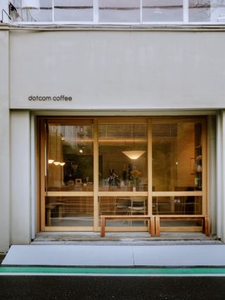🇯🇵 東京淺草橋|dotcom coffee ☕️

為了躲一場雨,臨時走進了這家咖啡店。

新聞說,東京的降雨天數已連續刷新紀錄。突然想起《百年孤寂》裡馬孔多那場下了四年十一個月零兩天的雨。

對面是一座小公園,窗外有人坐在長椅上看雨,店裡有人對著電腦工作。雨聲隔著玻璃傳進來,時間好像也跟著慢了下來。

我坐在店裡盤算著晚餐吃什麼,也默默期待,等到打烊前,這場雨能不能小一點。

有時候,旅行不一定要去什麼特別的地方。偶然躲進一家咖啡店,看一場雨,也算是旅途中的小小片刻。

📍地址:〒111-0053 東京都台東區淺草橋 5-6-13 KAD大樓 1F

#日本旅行 #東京咖啡店 #淺草橋 #dotcomcoffee #東京散步 #雨天咖啡館 #咖啡店日常 #百年孤寂 #旅行中的片刻