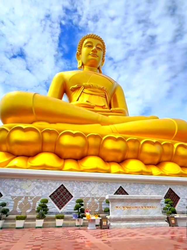 WAT PAKNAM BHASICHAROEN – Bangkok’s Giant Emerald Treasure