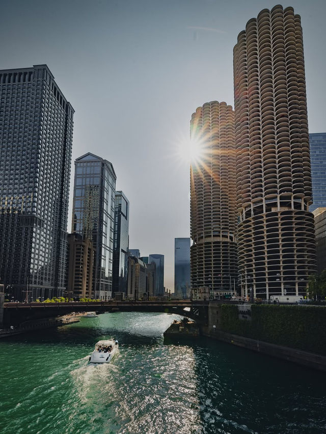 🌊✨ Chicago Riverwalk: A Waterfront Wonderland ✨🌊