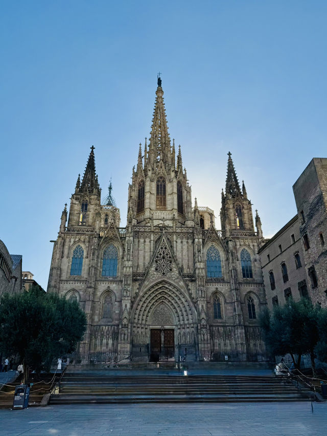 🌆🎨 A Walk Through Ciutat Vella – Where Every Street Feels Like Art 🌆🎨 A Walk Through Ciutat Vella – Where Every Street Feels Like Art