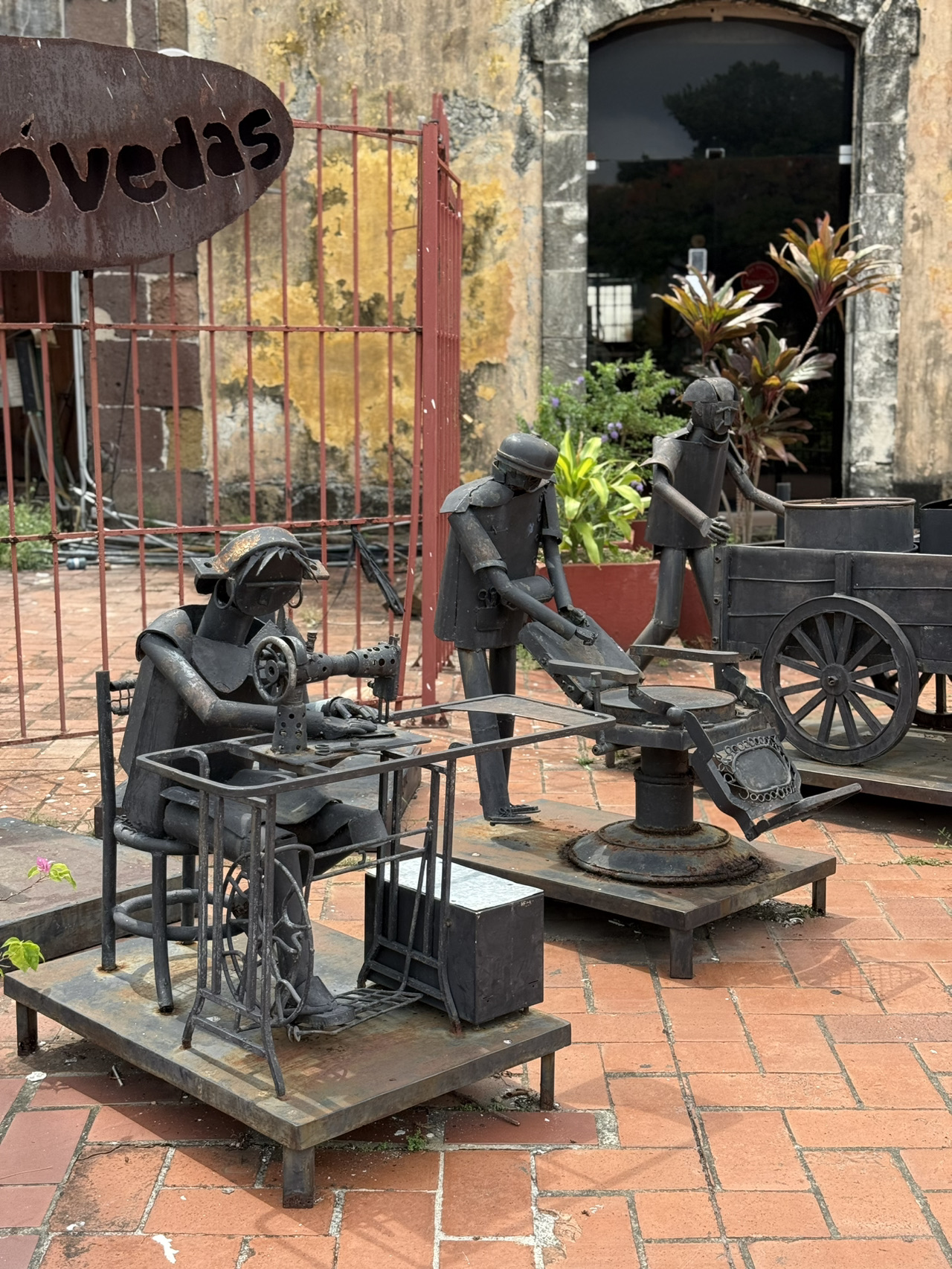 A Historic Spring Walk at Plaza de Francia