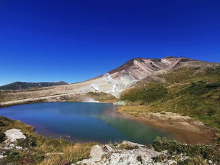北海道・旭岳の秋色、山一面が鮮やかに染まる。