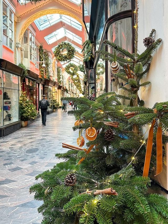 🎄✨ London Door Decorations