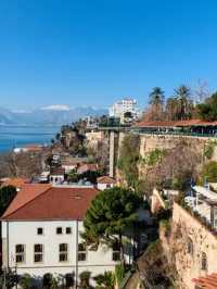 The place brings together the sun, sea and history. 