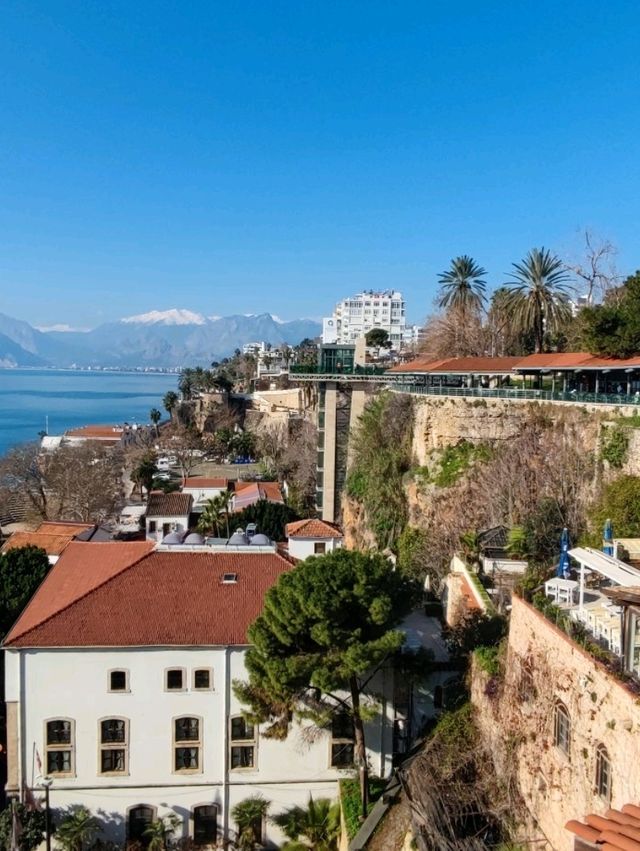 The place brings together the sun, sea and history. 