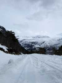 🏔️🇳🇴 A Spring Hike to Trolltunga: Norway’s Jaw-Dropping Beauty 