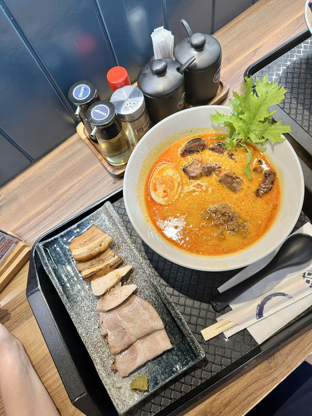 🚀 Bangkok in a Flash: From Temples to Glass Skywalks—April Adventure Unleashed 🛕🍜