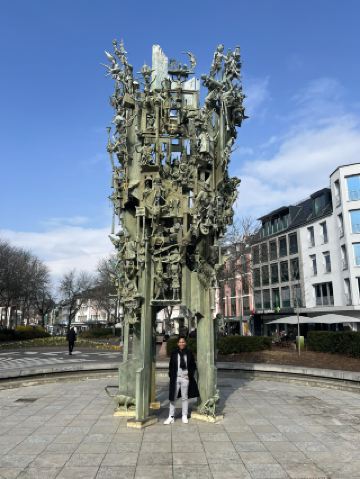 Where History Blooms – A Stroll Through Schillerplatz, Mainz 🕊️🌳