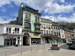 斯帕(Spa)位於比利時東部阿登高地北緣,人口僅約一萬人,卻因悠久的溫泉文化而享譽全球。事實上,“spa”一詞正源於這座城市的名稱,如今已成為全球水療文化的重要象徵。自16世紀起,斯帕的礦泉水因被認為具有療養功效,逐漸吸引歐洲貴族和上流社會前來休養。17至18世紀,這裡發展成為歐洲重要的溫泉療養與社交中心,許多王公貴族和文化名人曾到訪,其中包括俄國彼得大帝和法國作家維克多·雨果等。2021年,斯帕作為“歐洲偉大溫泉城鎮”的組成部分,被聯合國教科文組織列入世界遺產名錄。此外,斯帕還擁有豐富的文化和體育遺產。斯帕賭場(Casino de Spa)始建於1763年,被認為是歐洲最早的現代賭場建築之一。位於附近的斯帕-弗朗科爾尚賽道(Circuit de Spa-Francorchamps)則是世界最著名的一級方程式賽車賽道之一,也是比利時大獎賽的舉辦地,以其高速、複雜的賽道設計而聞名於世。