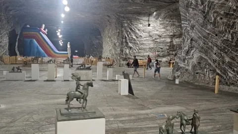 An Underground Wonder Worth Your Time: Why Ocnele Mari Salt Mine Belongs on Your Bucket List — traveler post in Valcea