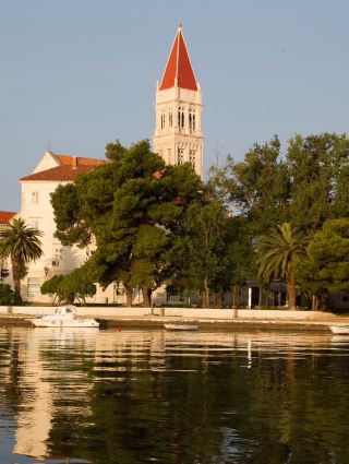 特罗吉爾（Trogir）—— 被海洋環抱嘅克羅地亞海島小鎮，石板小巷直通大教堂