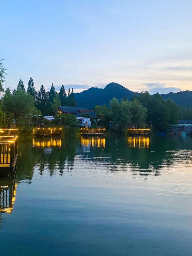 🏨Lakeside Hotel on Wheels 🚐