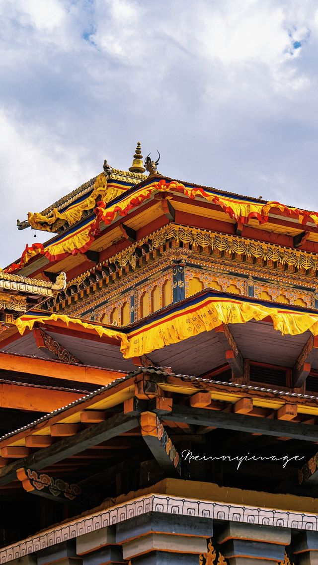 Ancient temple | Punakha Dzong full of romantic legendary colors