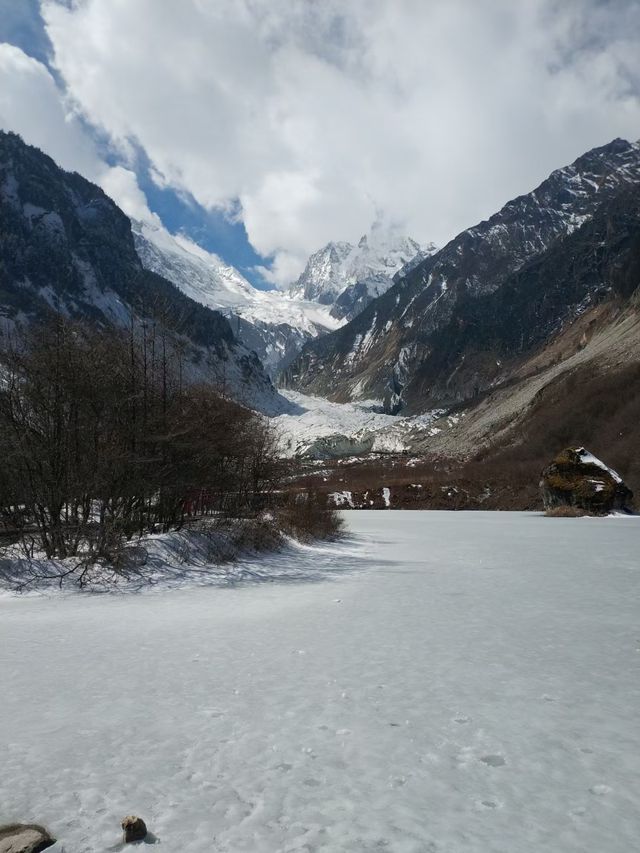 甘孜藏族自治州，欣賞日照金山再來泡個溫泉