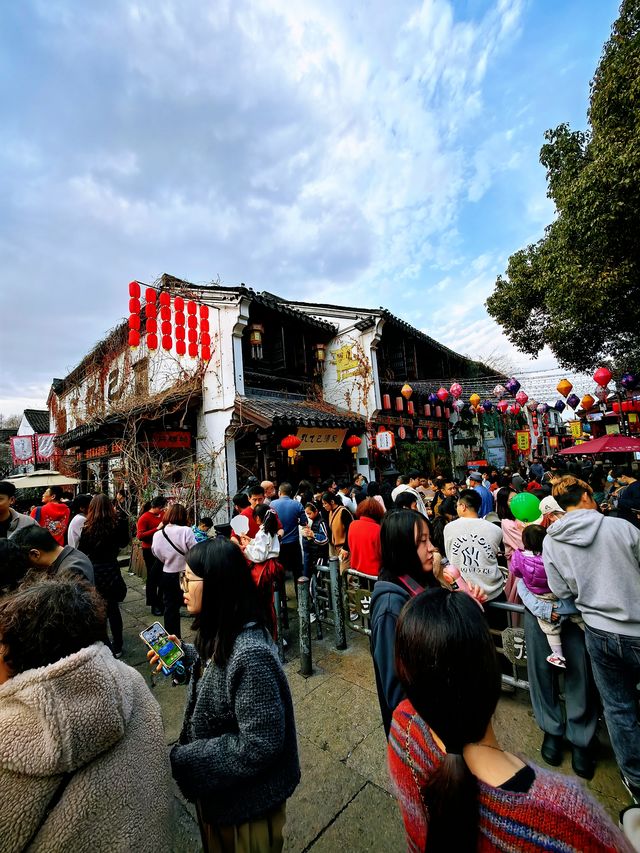 你有坐過烏篷船吃過黃酒冰棍黃酒奶茶嗎？紹興倉橋直街都可以有！