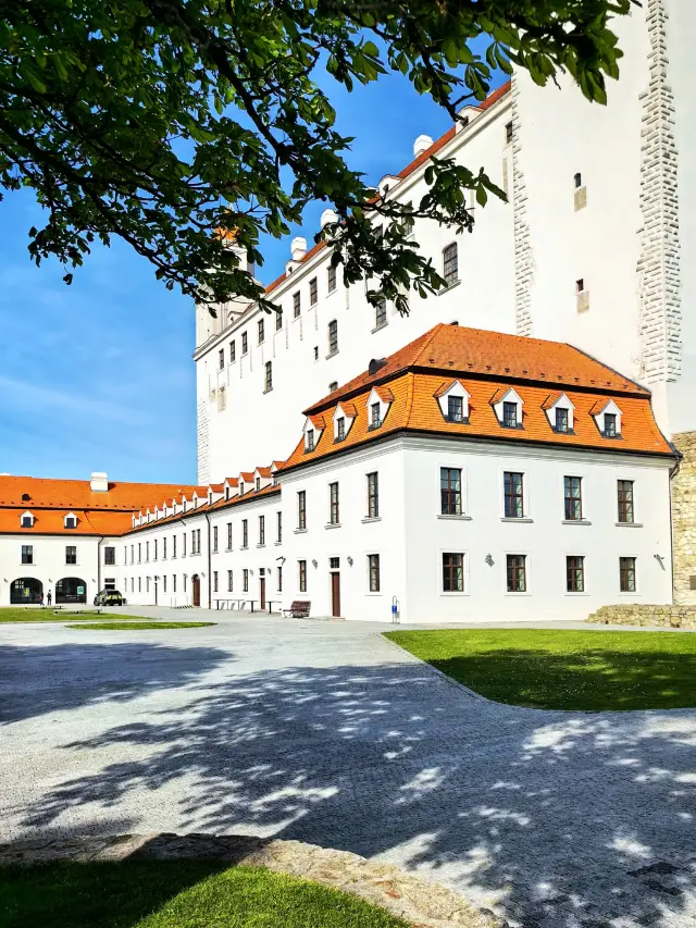 Spend 3 hours wandering through the fairy-tale Bratislava, visiting 6 major attractions, amazing!
