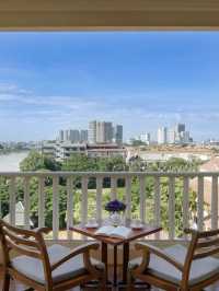 🌟 Phnom Penh's Top Hotels: Luxury & Culture 🏰✨