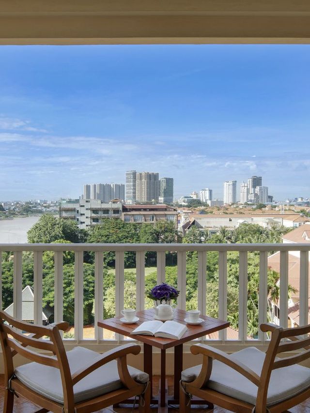 🌟 Phnom Penh's Top Hotels: Luxury & Culture 🏰✨