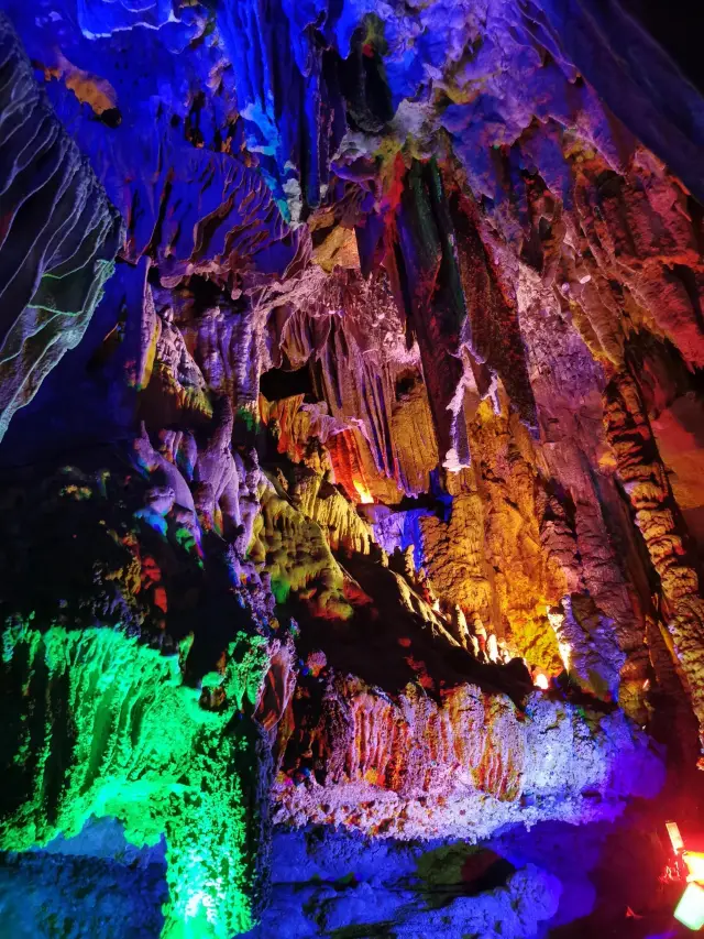부탁이니, 이렇게 아름다운 석회동굴을 보러 오지 않겠습니까?!