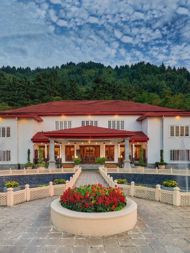 🏰✨ Srinagar's Splendid Stay: LaLit Grand Palace Review 🌄
