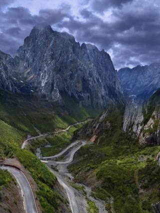 A must-experience in this lifetime! How can you miss the stunning scenery on the Lock Road?