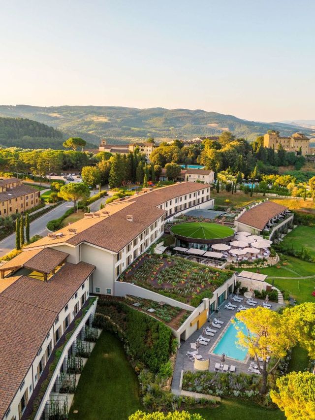 🌟✈️ Tuscany's Top Stays: Castelfalfi Charms! 🏰🍇