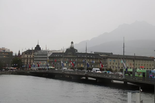 《瑞士全景之旅：如夢如幻的雨中琉森湖》