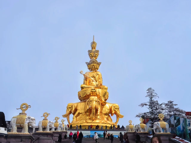 峨眉山雪景：銀裝素裹，紅牆金瓦，莊重神聖