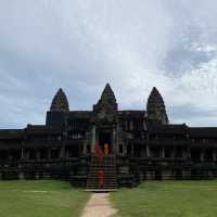 “Sunrise Magic: Exploring the Wonders of Angkor Wat”