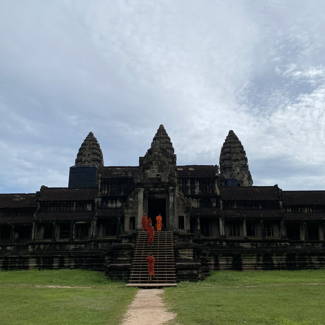 “Sunrise Magic: Exploring the Wonders of Angkor Wat”