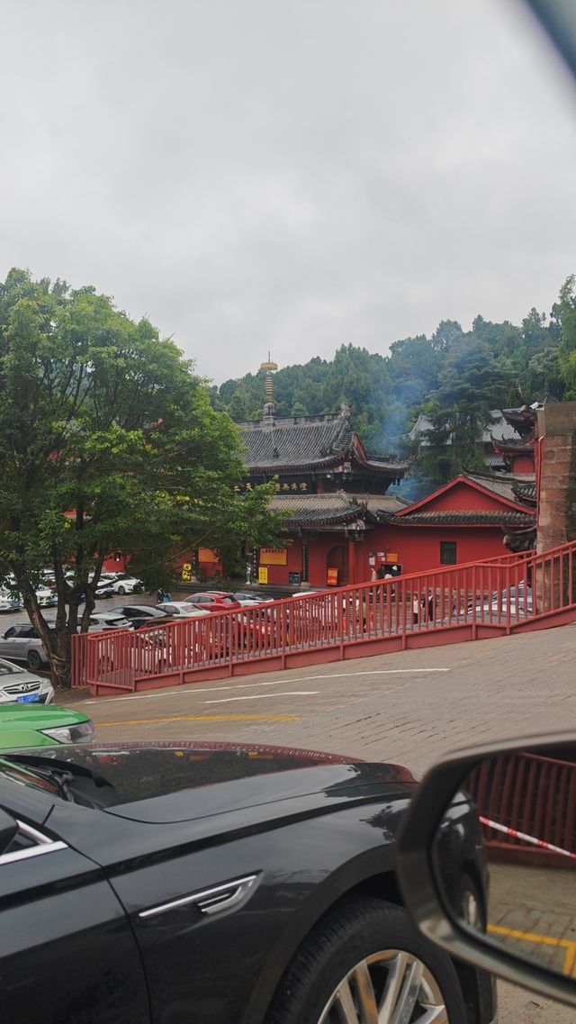 成都人最多、香火最旺的寺廟「石經寺」。
