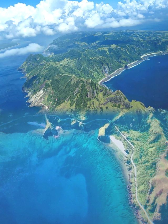 巴坦島椰林搖曳，碧海藍天，如夢幻畫卷般迷人。