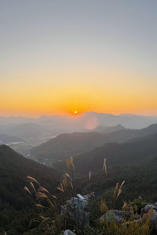 被這座懸浮在峭壁之上的天上宮闕給美到了。 被這座懸浮在峭壁之上的天上宮闕給美到了。