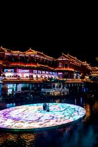不去鳳凰古城，眉山也有絕美水街夜景。
