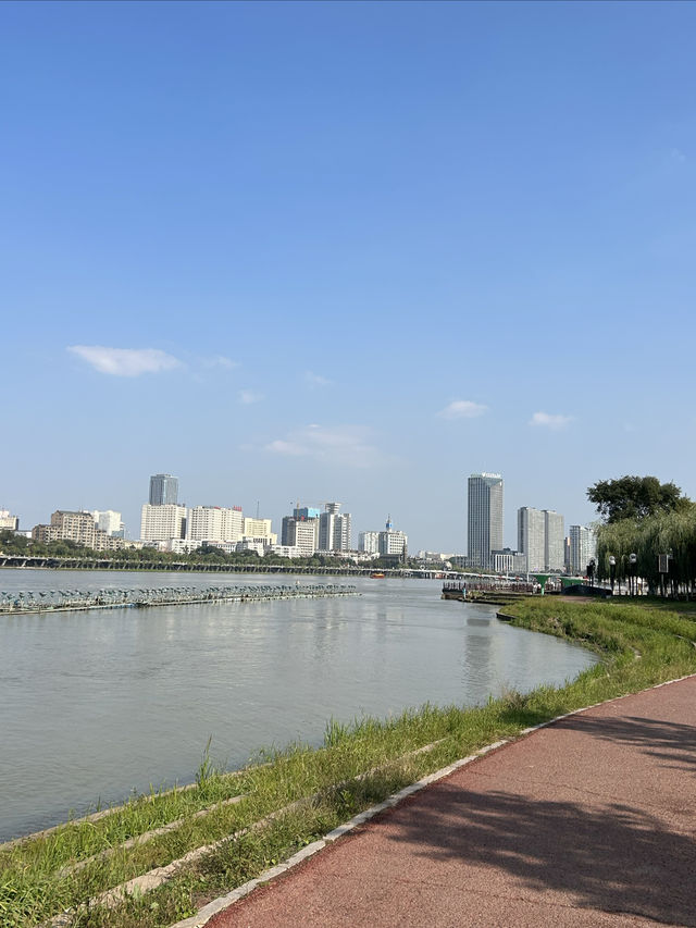 松花江畔的風帆廣場與世紀廣場。