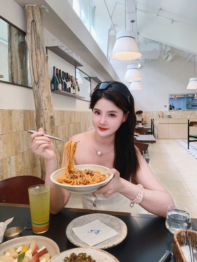 今日嘅人設係請食飯嘅靚女姐姐