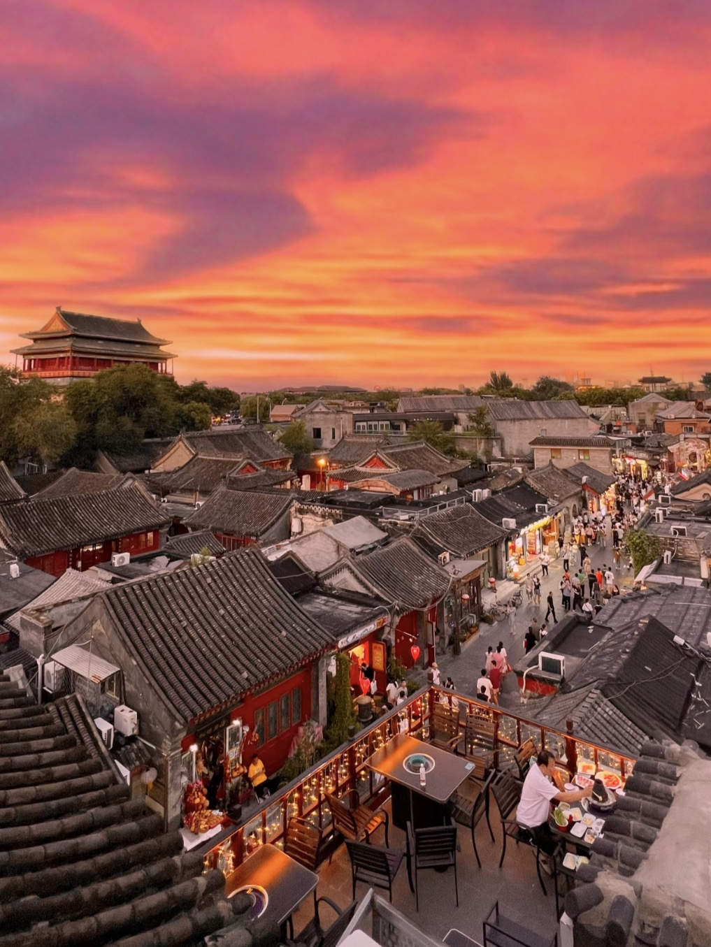 Strategi amukan Beijing 4 hari 🔥 Jiwa lama dan denyut nadi baru di bawah akar kota kekaisaran semuanya ada di sini

Bagaimana mungkin Anda tidak mengambil jalur poros tengah saat datang ke Beijing? Rute ini dapat mengunjungi landmark klasik sekaligus menyembunyikan gemerlap Beijing kuno. Orang yang mencoba 20.000 langkah sehari ini tidak akan tertipu oleh rute umum 👇

🚩Hari ke-1: Tur Mendalam Kota Terlarang
📍08.30 Det dari Gerbang Donghua ke Gerbang Meridian untuk menghindari antrean panjang di pemeriksaan keamanan Tiananmen
📍Jumbo Hall wajib dikunjungi! Perhiasan giok bertitik yang indah bersinar menyilaukan melalui kaca
📍Saat rehat minum kopi di menara sudut, ingatlah untuk melihat ke atas pada warna pada balok-baloknya
⚠️ Tutup pada hari Senin! Rahasia mendapatkan tiket adalah mendapatkannya tepat waktu pukul 20.00 setiap malam, 7 hari sebelumnya.

🚩Hari ke-2: Berkeliling di Laut Shicha
📍Pagi-pagi sekali, pergilah ke Menara Genderang untuk melihat rambu halte bus 107.
📍Smoke Bag Lereng Jalan Selebriti Sugar Room Coffee Lantai Tiga, Anda bisa berfoto dengan bangunan dan rangka lonceng dan genderang.
📍Mengendarai becak di sekitar gang membutuhkan tawar-menawar (jangan tanya saya bagaimana saya tahu).
🌇Di malam hari, Houhai Bar Street menyala dengan lampu-lampu yang paling indah, tetapi jangan sembarangan masuk ke toko-toko dengan konsumsi minimum.

🚩Hari ke-3: Tembok Besar + Amukan Istana Musim Panas
📍Tembok Besar Mutianyu lebih sepi dan indah, seluncuran kereta gantungnya sangat menyenangkan.
📍Masuki gerbang istana Istana Musim Panas yang baru dibangun, langsung menuju jembatan tujuh belas lubang untuk melihat cahaya keemasan melalui lubang tersebut.
🍜Untuk makan malam, saya sangat merekomendasikan Peony Garden's. "Man Heng Kee". Saus wijen dan kue gulanya sungguh luar biasa.

🚩Hari ke-4: Tur Sastra dan Seni Beijing
📍Pameran Ulang Tahun ke-60 Museum Seni Tiongkok patut dicoba, bangun pagi-pagi dan antre.
📍Distrik Seni 798 Banyak museum tutup pada hari Senin. Jangan sampai ke sana sia-sia.
📸Spot foto selebritas Menara Putih Miaoyingji ada di lantai atas kedai kopi di gang sebelahnya.

🍜Daftar yang wajib dicoba:
• Es krim Ridgemon di Restoran Gudang Es Kota Terlarang
• Masakan Kukus Seratus Tahun Door Frame Hutong (Toko Xinjiekou)
• Bebek Panggang Minfu Empat Musim (Jangan sampai mati di Toko Kota Terlarang)

💡Tips Praktis:
1. Semua atraksi dipesan terlebih dahulu! Museum Nasional Kota Terlarang sangat sulit dijangkau.
2. Naik bus dan kereta bawah tanah dengan aplikasi Billion Pass, taksi akan macet saat jam sibuk dan membuat Anda ragu.
3. Kenakan sepatu yang nyaman untuk berjalan-jalan di gang. Di banyak tempat, jalan batu bergelombang.
4. Desa Inaka mengenali logo Sanwo, harga grosir setengah harga daripada kotak hadiah.

Saya tidak menyangka akan menemukan begitu banyak kejutan di Beijing Citywalk. Jahitan pintu halaman yang tergantung dengan merek "Protect the Courtyard", bayangan pohon delima yang bocor lebih mengharukan daripada spot foto selebritas.