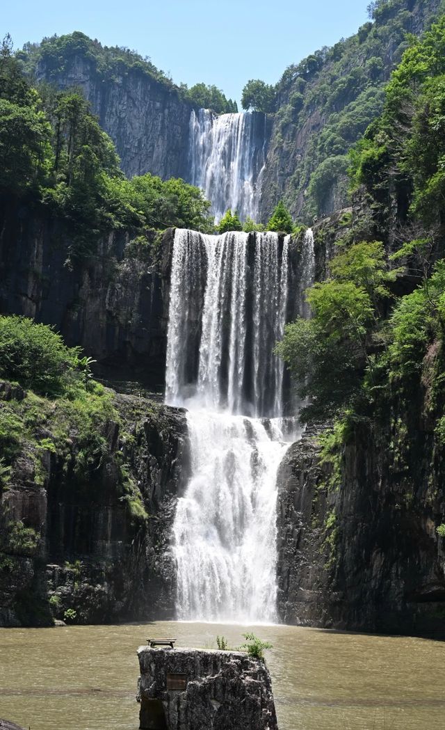 百丈瀑布傾瀉而下，不愧「中華第一瀑布」