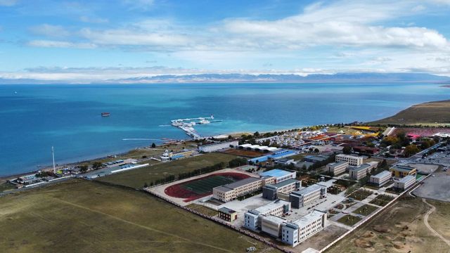 避開人潮，打卡湛藍湖海與金黃草原