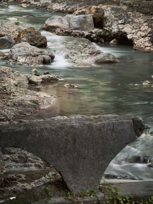 北投溪 - 發源於地熱谷，而地熱谷即位於北投公園上方，中山路底的長條橢圓的山谷爆裂窪地，之後流經北投