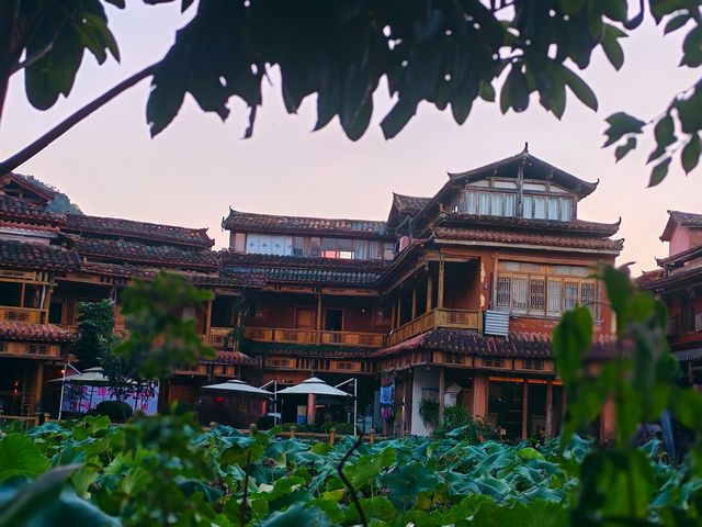 丘北慢時光｜漫步普者黑，在古街屋簷下邂逅詩意雲南  必去理由： 600年古村治癒系慢生活！山水畫