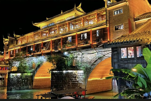 凤凰印象：沱江邊上的時光詩篇