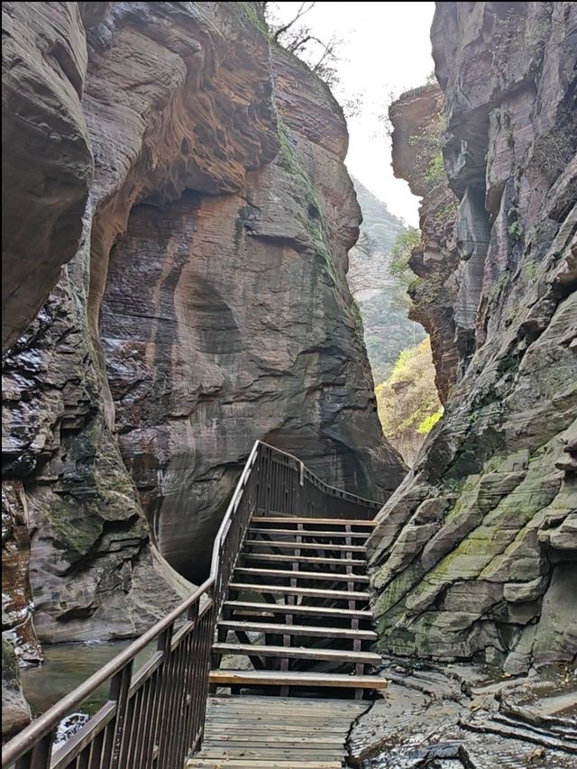 新安秘境！闖入現實版綠野仙蹤，龍潭大峽谷絕了！  爆裂推薦理由 洛陽小九寨！瀑布群+碧綠潭水美