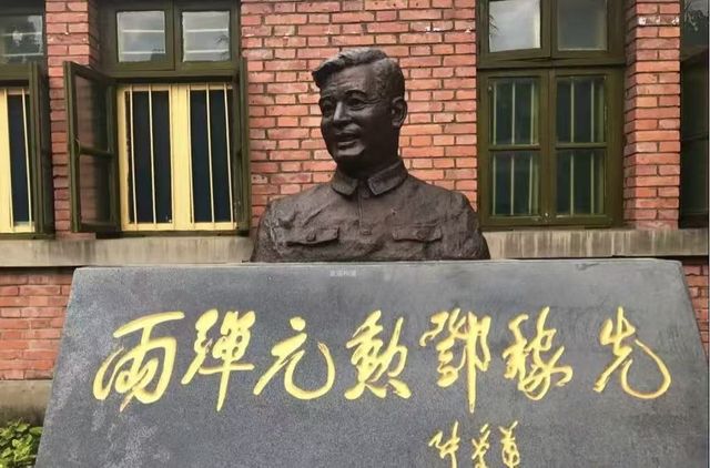 《走進兩彈城:觸摸沉默的功勳》 《走進兩彈城:觸摸沉默的功勳》