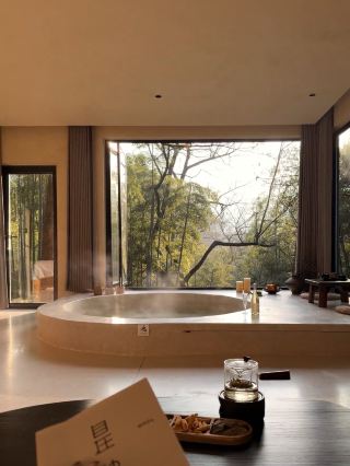 Staying in a dream room in Anji and soaking in the hot spring while watching the mountain view in winter is absolutely amazing