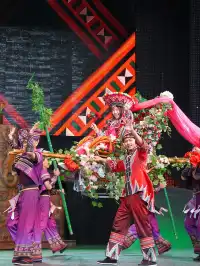 安排！餵完海鷗直奔這裡感受濃濃民族風情